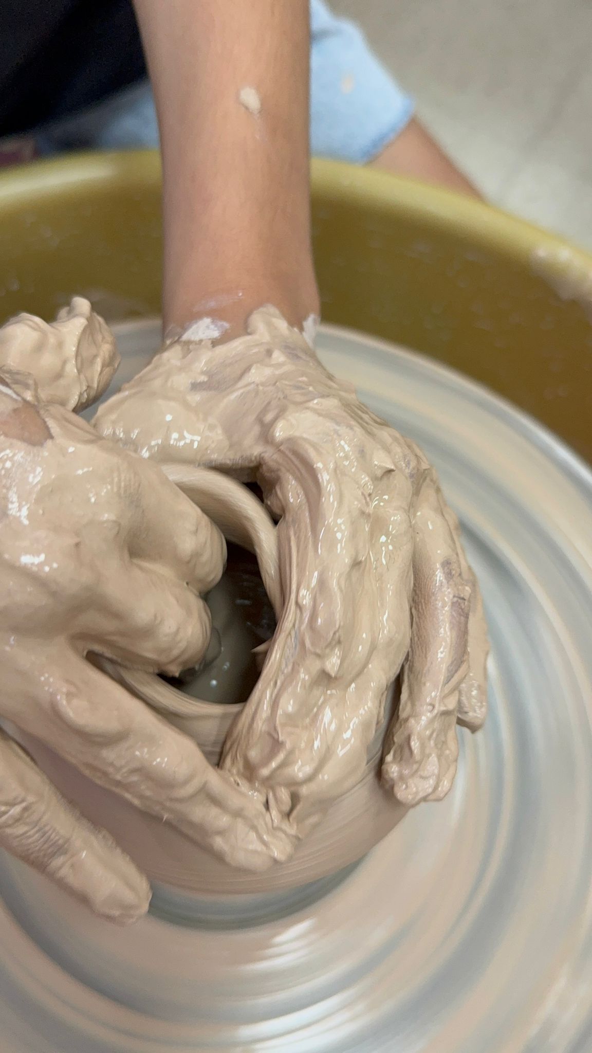 תקריב על צלחת שחורה עם מנדלה מצוירת בלבן