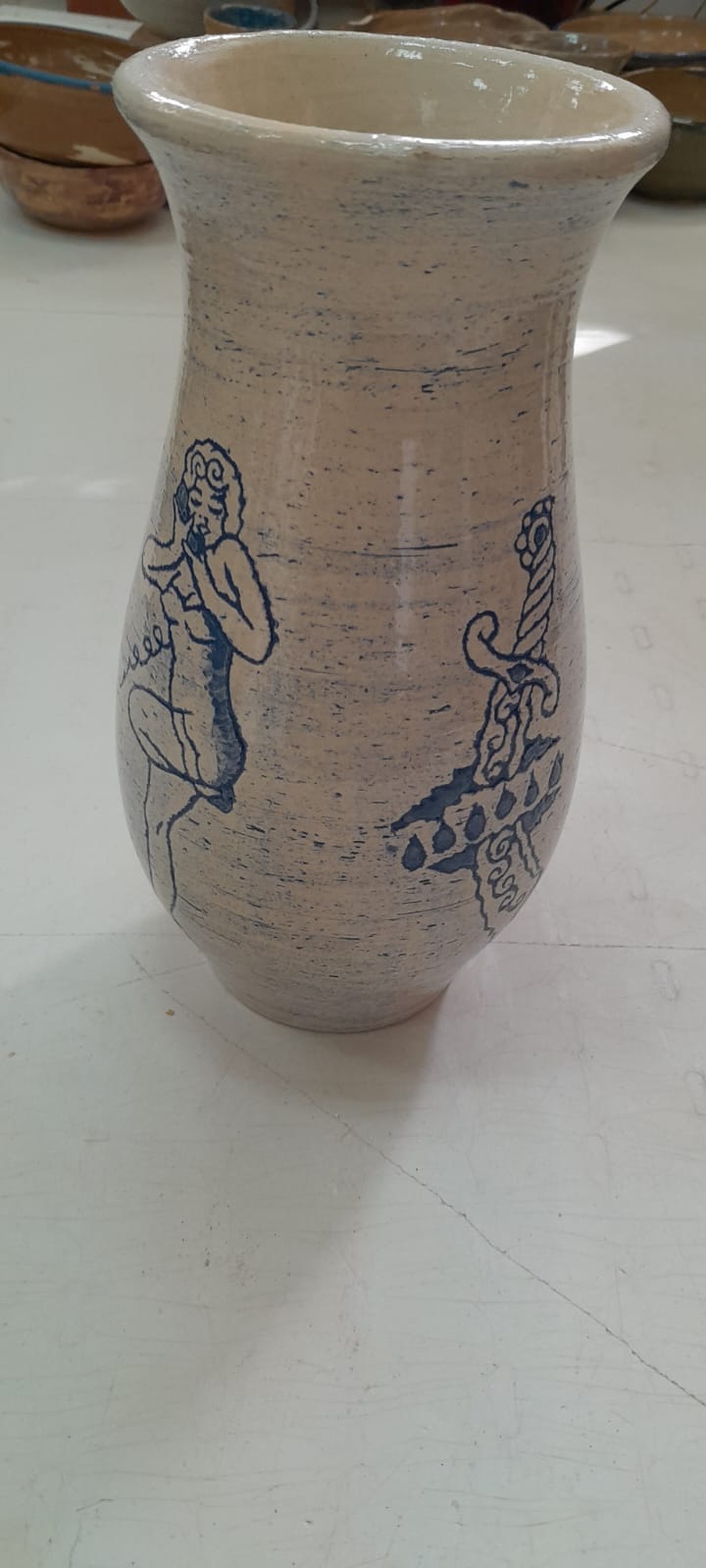 אגרטל קרמיקה עם ציור של מלאך ופגיון