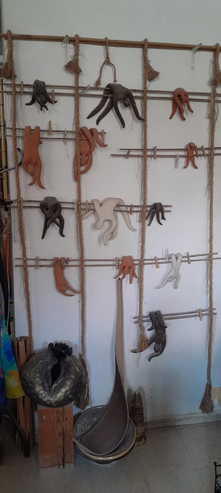 אנשים נתלים על חבלים