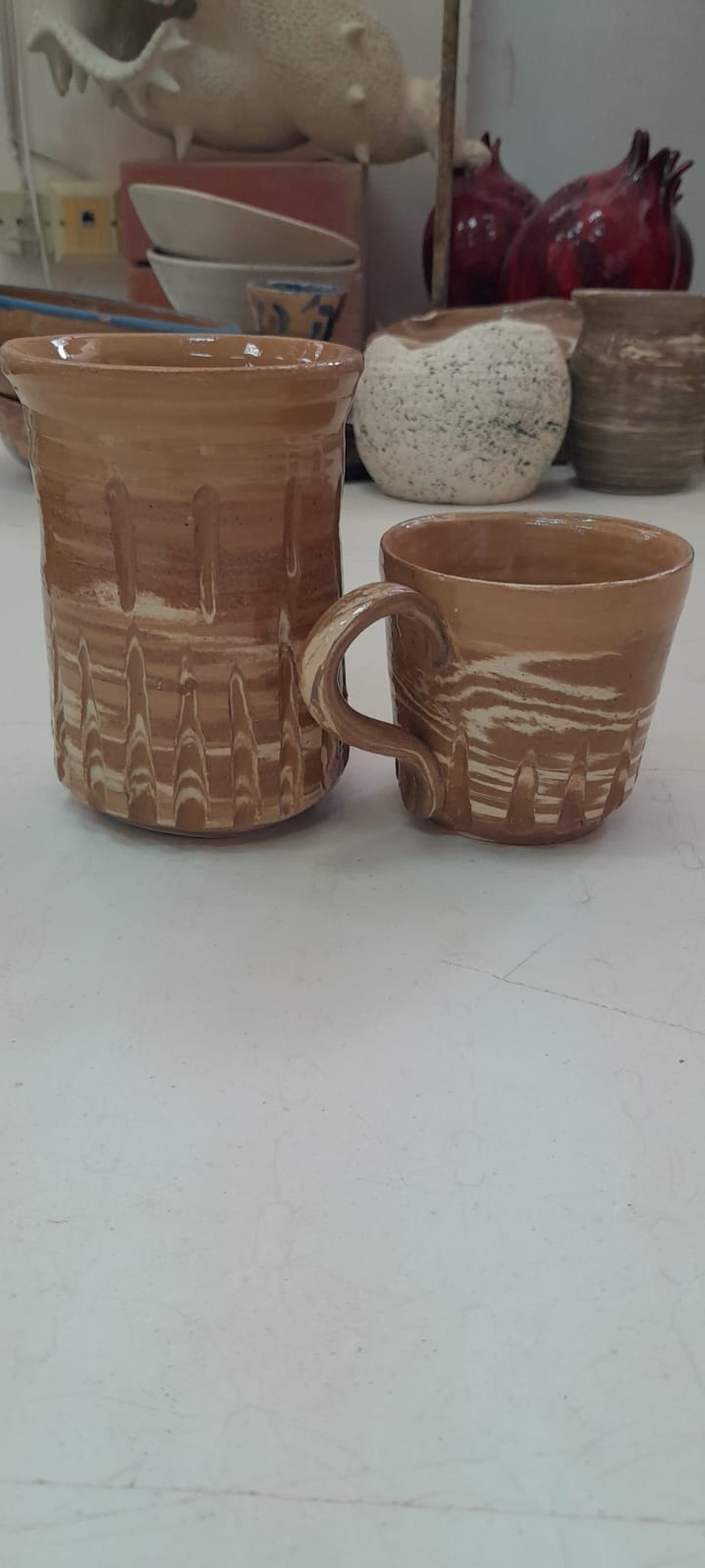 ספל וגביע מקרמיקה בגווני חום ולבן