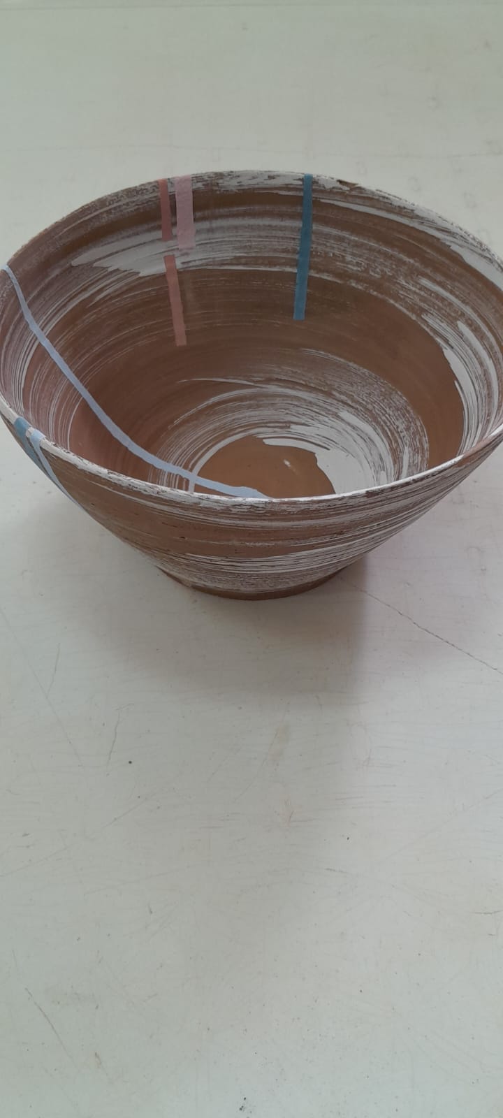 קערת חרס עם פסים צבעוניים בצבעי תכלת וורוד