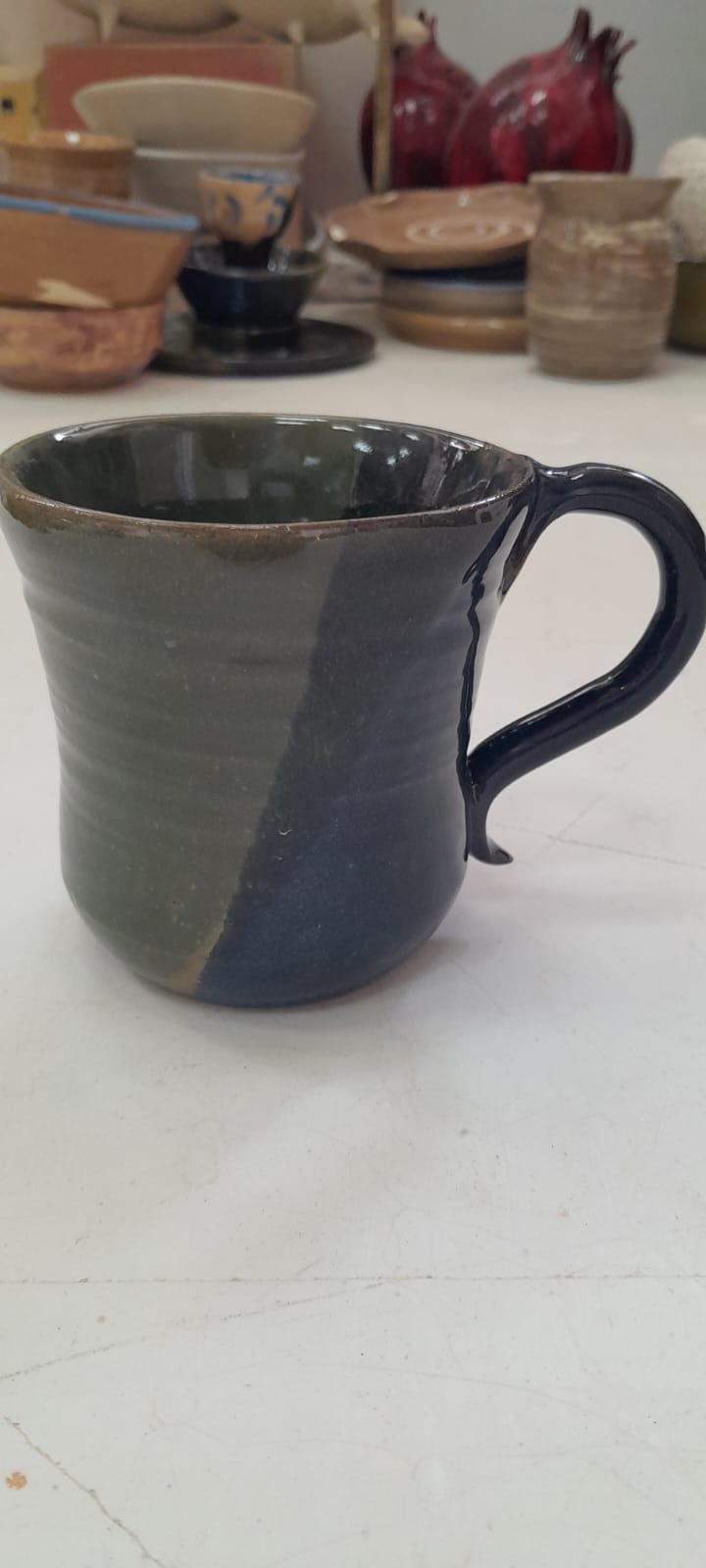 ספל קרמיקה בשני גוונים של ירוק כהה עם ידית שחורה