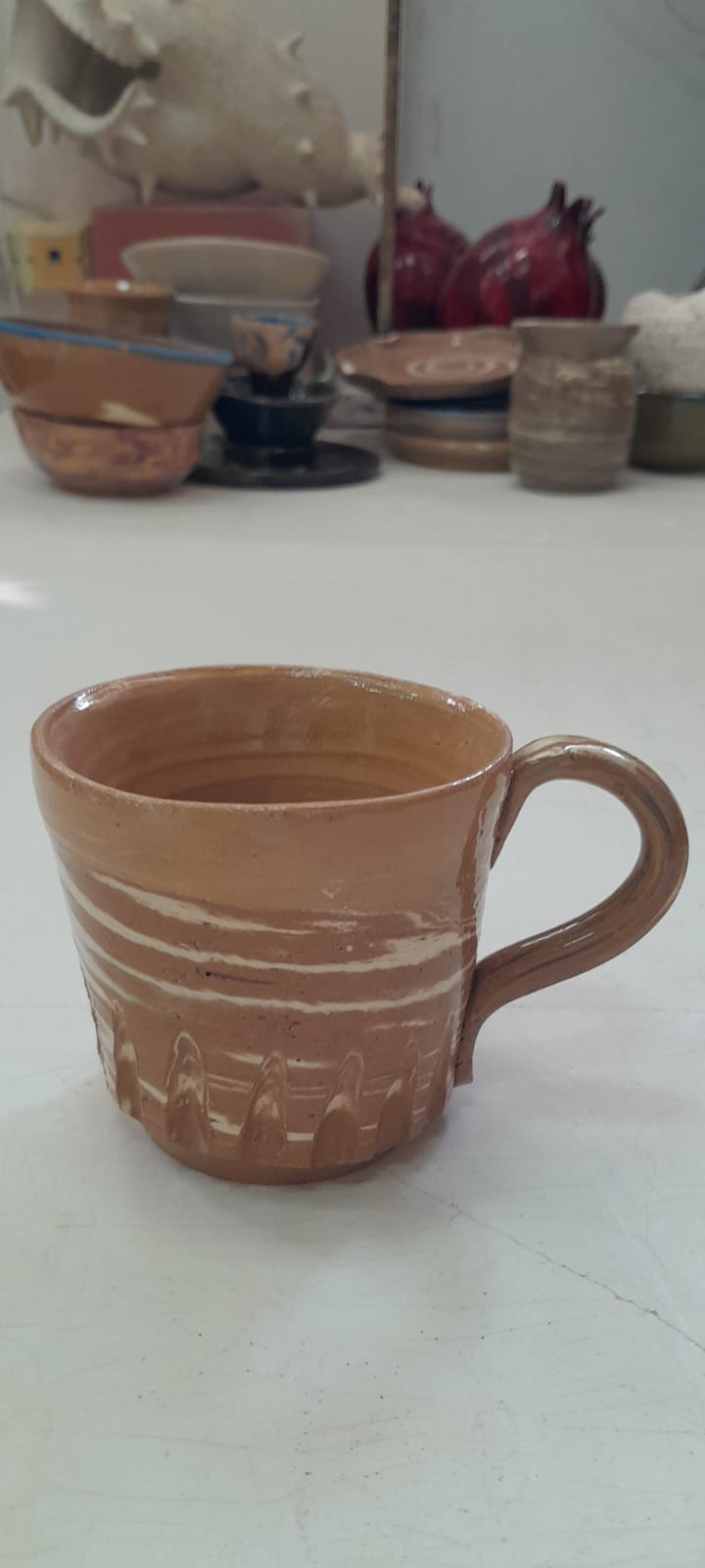 ספל קרמיקה חום עם ידית ועיטורים לבנים