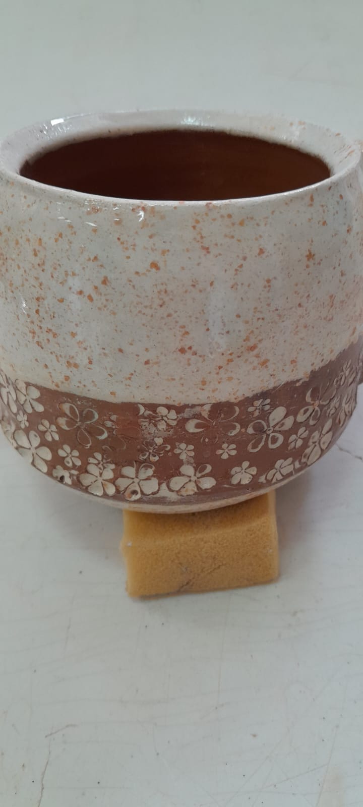 כלי קרמיקה עם רצועת עיטורי פרחים לבנים עדינה